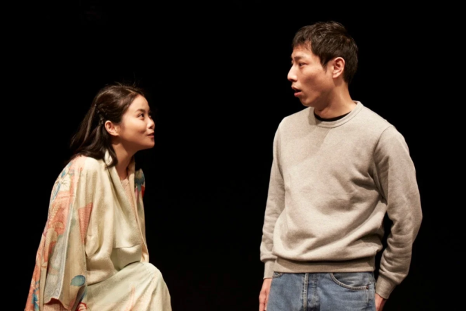 舞台上の男女の会話シーン