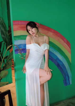 白いドレス姿の音羽美奈氏