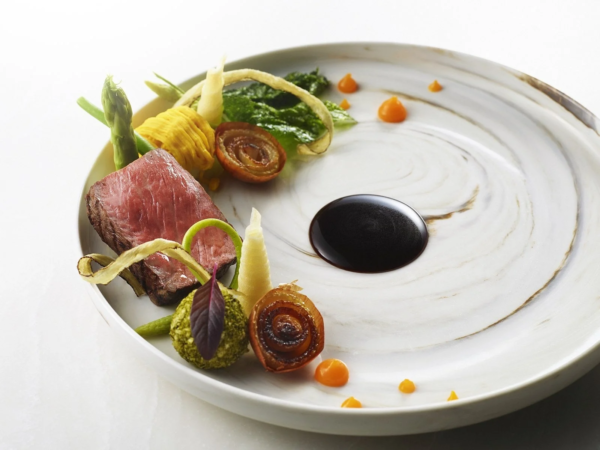 美しく盛り付けられた高級感のある肉料理