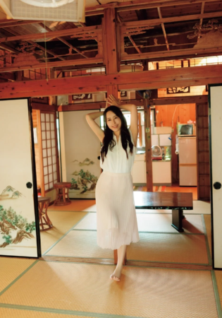 和室で笑顔を見せる音羽美奈氏
