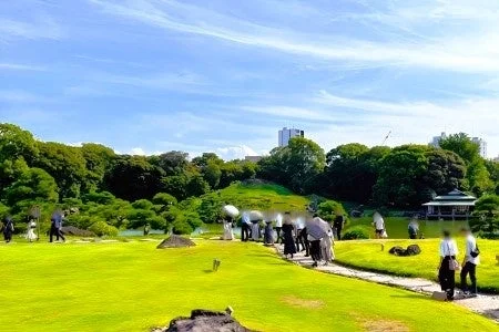 庭園散策を楽しむ参加者の様子