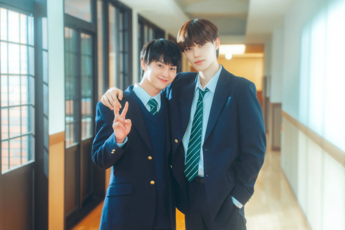 制服の男子学生2人が肩を組む画像