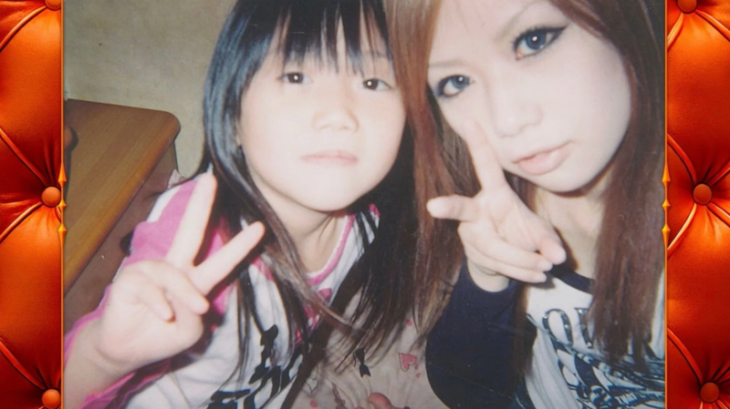 幼い女の子と若い女性が並んでピースサインをしているポートレート写真