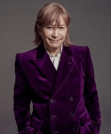 紫のベルベット製スーツを着用した小室哲哉氏のポートレート
