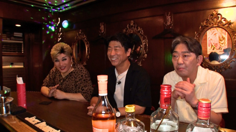Bar BELLAのカウンターで会話する3人