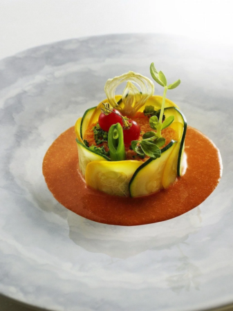 ズッキーニで美しく盛り付けられた創作料理