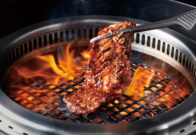 網の上で炎に焼かれる美味しそうな肉