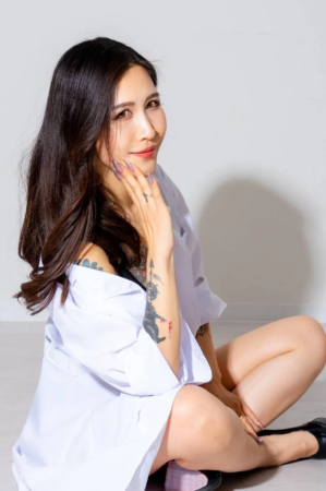 白いシャツを着たロングヘアの女性のポートレート